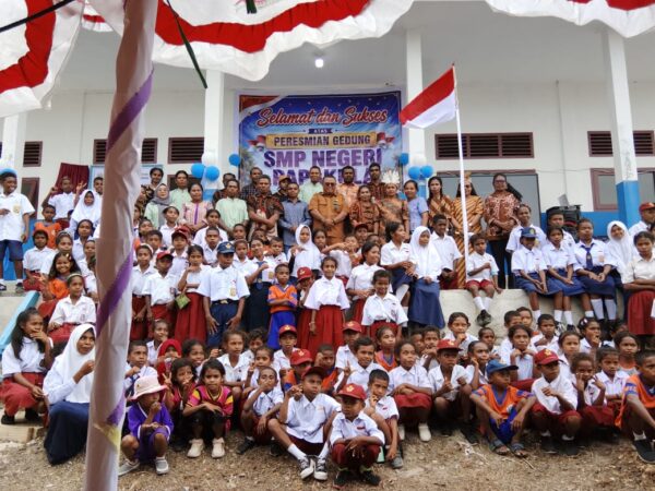 Aris Gainau Resmikan SMP Papakula dan Kunker ke Sejumlah Kecamatan Sebagai Upaya Peningkatan SDM