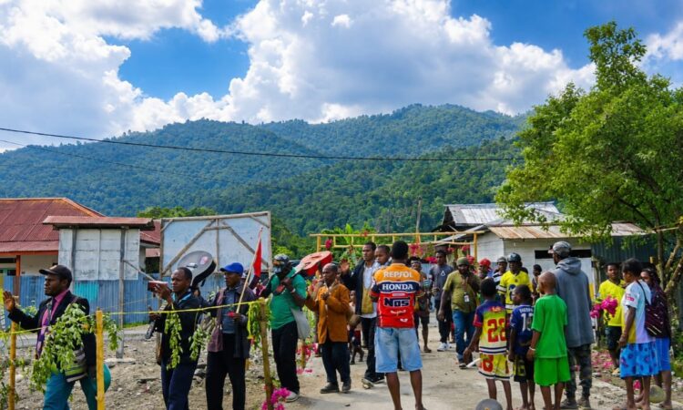 Busana Adat Penuh Sukacita Mewarnai Penjemputan Rombongan Penginjilan Oleh Jemaat Pengharaoan Unipa